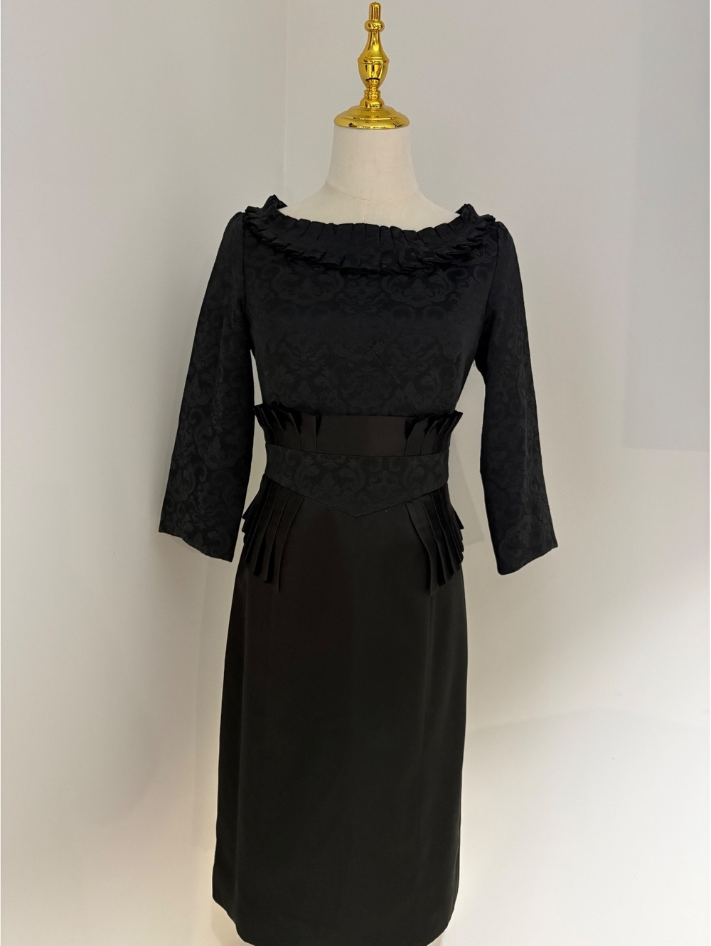 Elegant Black Midi Dress with Pleated Waist Detail and 3/4 Sleeves